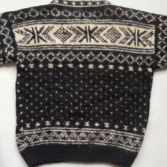 Men's wool Nepalese Black & Cream Patterned Sweater with wooden buttons - Picture 4 of 4